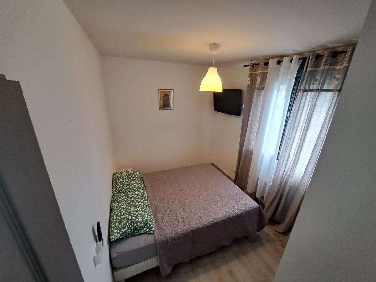 Charmante Maison Avec Piscine Bessan Екстер'єр фото